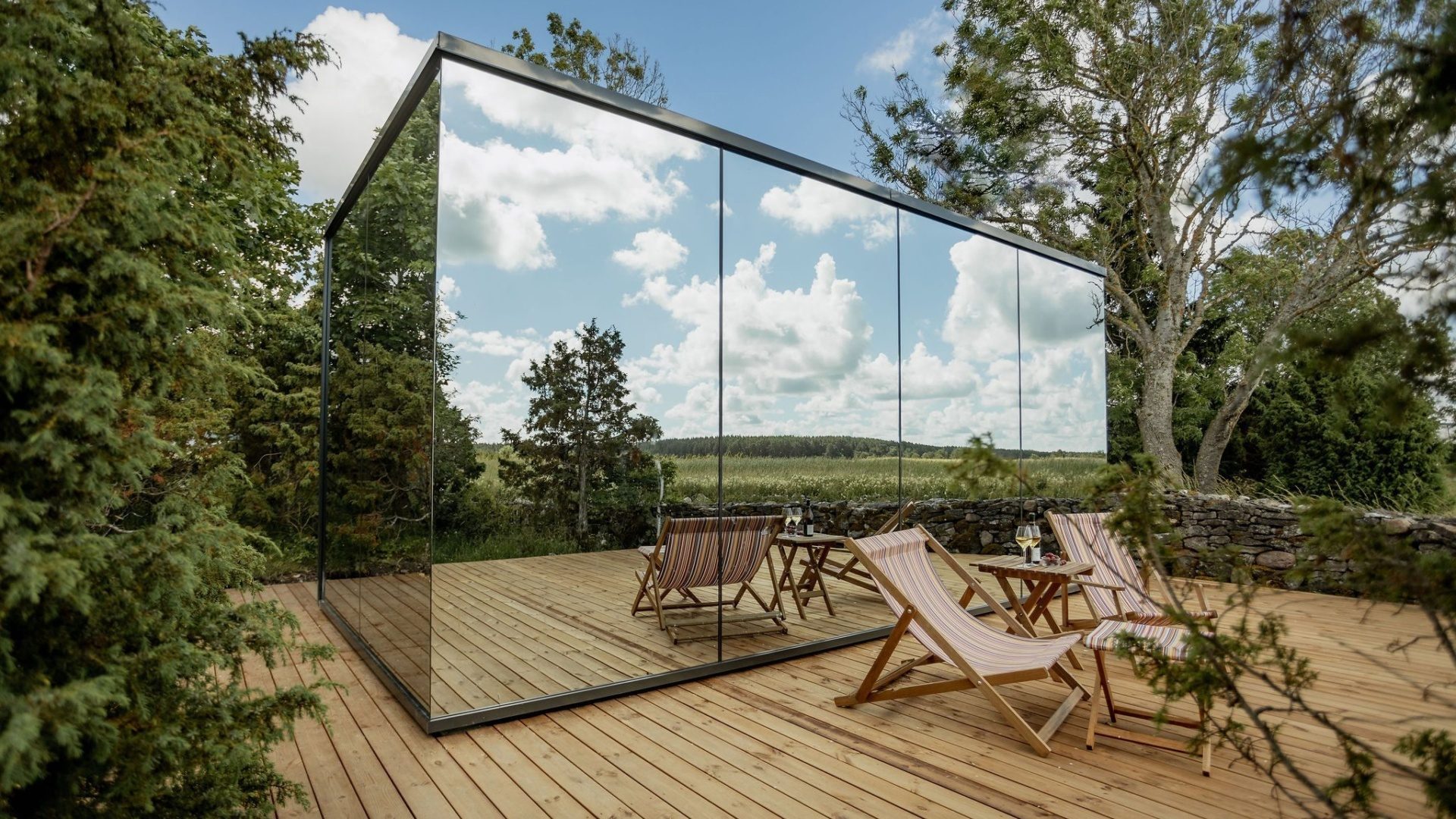 Signature – Tiny House with Glass Mirror Walls by ÖÖD